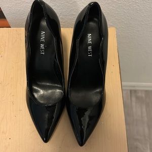 Nine West size 7-1/2 women’s black shiny high heels like new